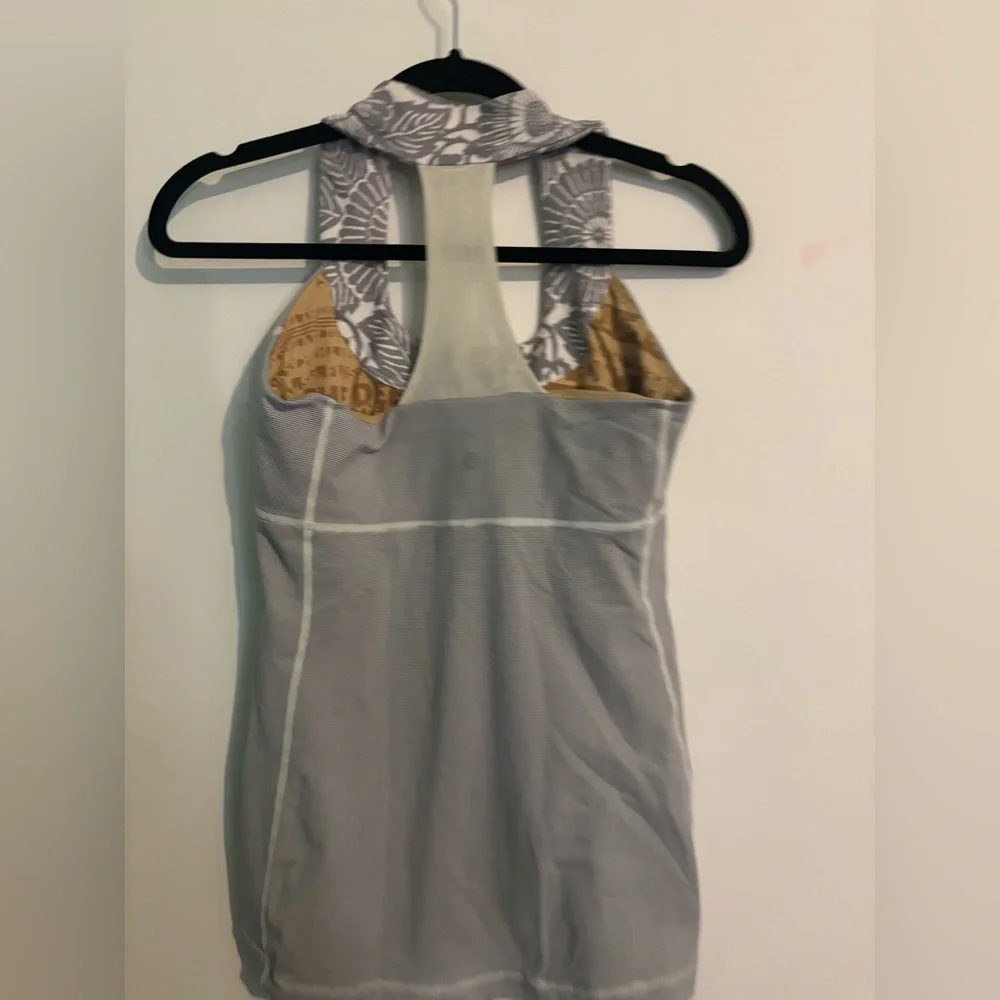 lululemon Womens Sz‎ 8 Gray White Striped Floral Tank Racerback Yoga Gym Jogging